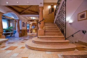 Een kluis op de kamer, individueel gedecoreerd, individueel gemeubileerd