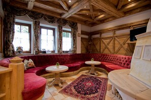 客房内保险箱、特色装修、特色家居、办公桌