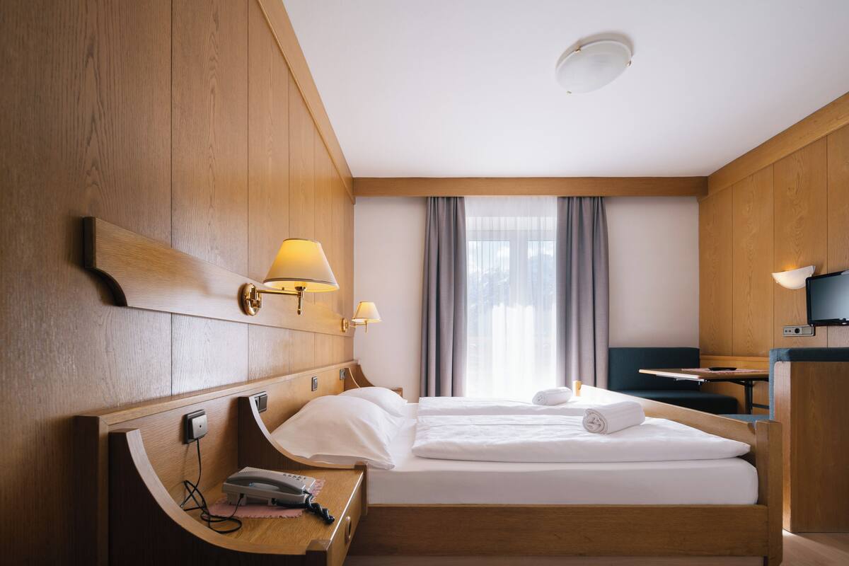 Standard-Doppelzimmer, 1 Schlafzimmer, Bergblick | 2 Schlafzimmer, Zimmersafe, individuell dekoriert