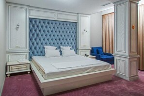 Apartment | In-room safe, desk, blackout drapes, soundproofing