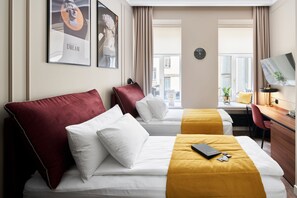 Quarto casal ou duplo standard | 1 quarto, cofres nos quartos, escrivaninha, cortinas blackout