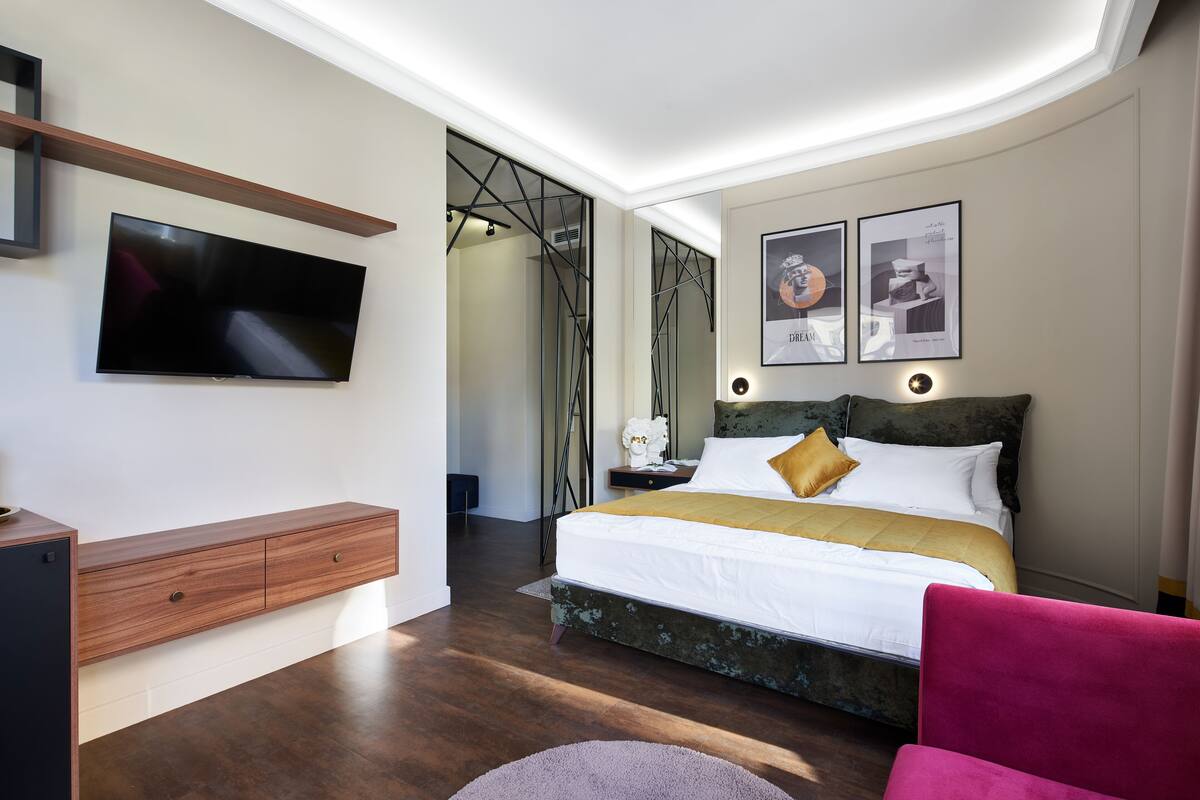 Suite | 1 dormitorio, caja fuerte, escritorio y cortinas opacas