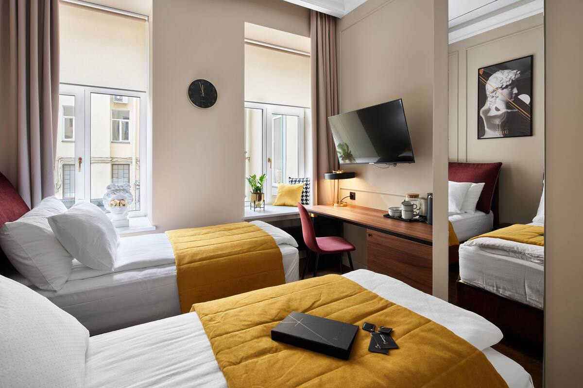 Habitación estándar con 1 cama doble o 2 individuales | 1 dormitorio, caja fuerte, escritorio y cortinas opacas
