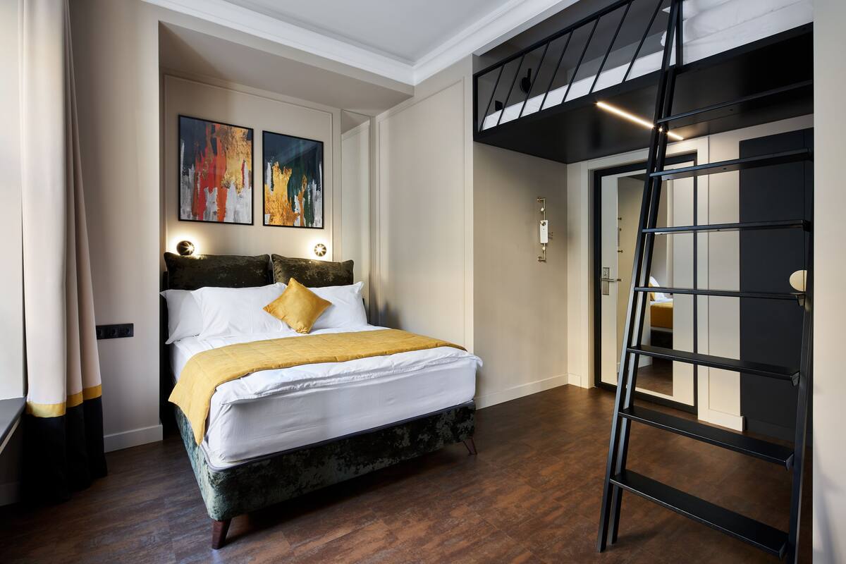 Estudio superior | 1 dormitorio, caja fuerte, escritorio y cortinas opacas