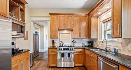 ⭐️Lux 5 Star Retreat Amidst Trees: Walk 5 Blocks to Hyde Park + Indulge in Clawfoot Tub + Vast Space