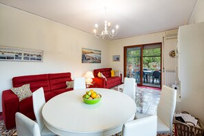 Exclusive Villa, 6 Bedrooms, Sea View | Living area
