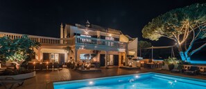 Piscine extérieure, piscine chauffée, chaises longues