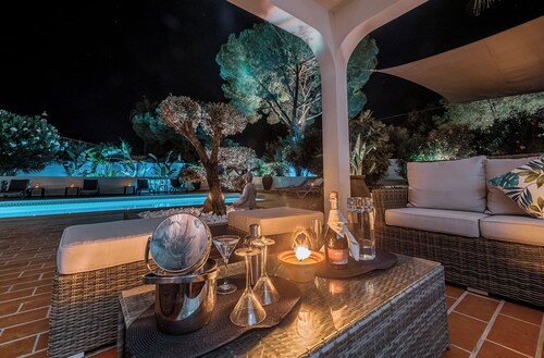 Quinta Pequena is a large traditional family villa near Vale Do Lobo