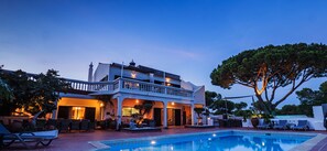 Außenpool, beheizter Pool, Liegestühle