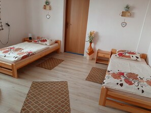 2 habitaciones, tabla de planchar con plancha y cuna de viaje 