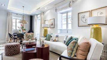 Een televisie en een stereo