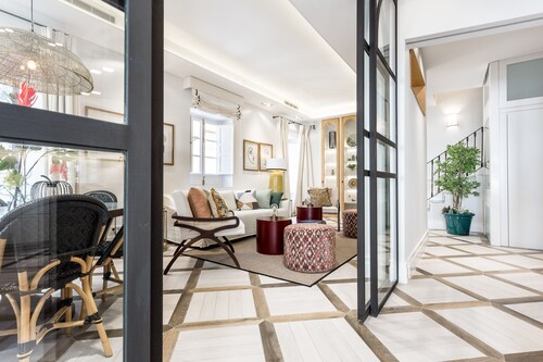 Elegant & large town house with rooftop terrace