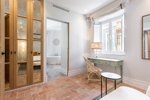 4 bedrooms, iron/ironing board, travel cot, free WiFi