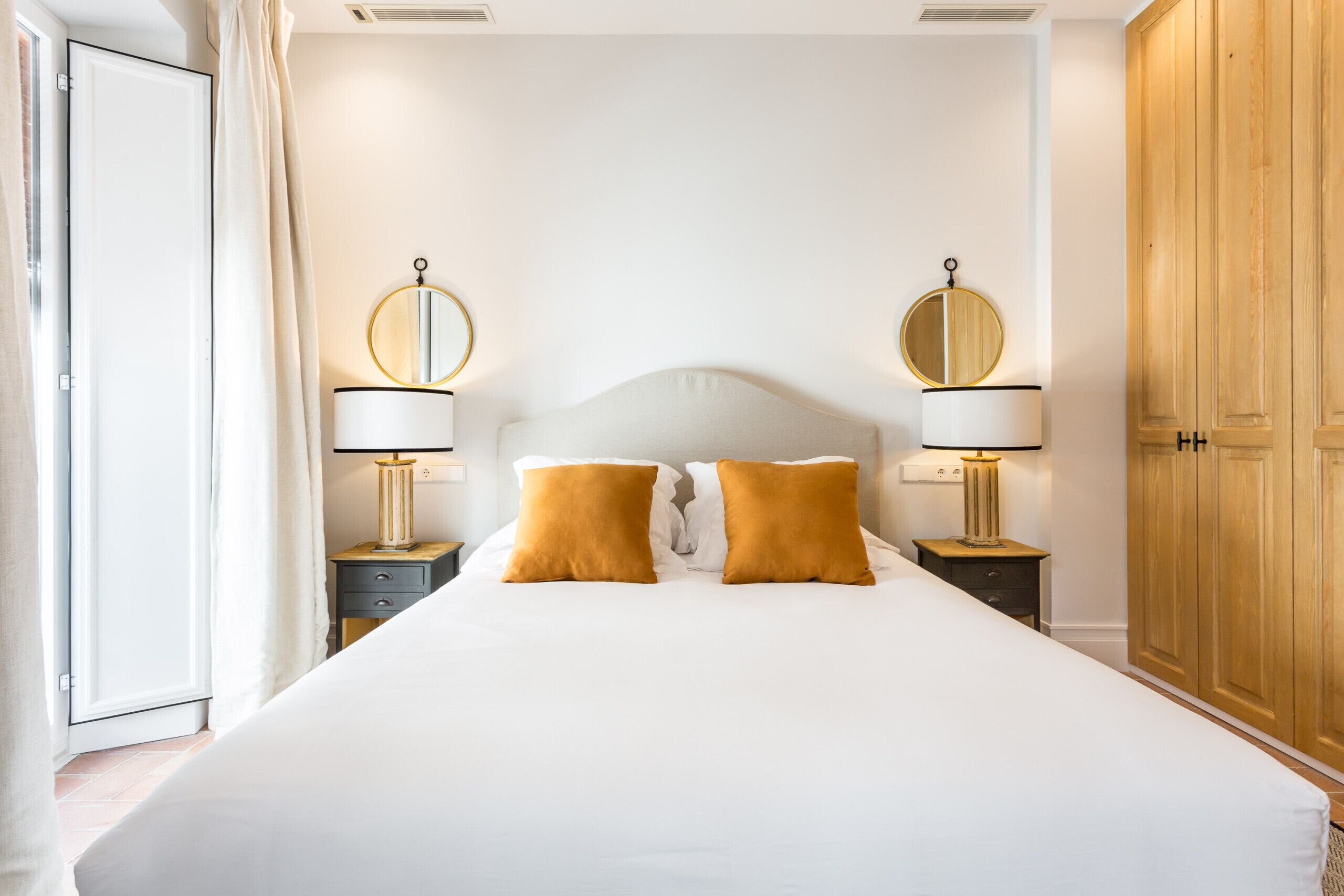 4 slaapkamers, een strijkplank/strijkijzer, reisbedje, gratis wifi