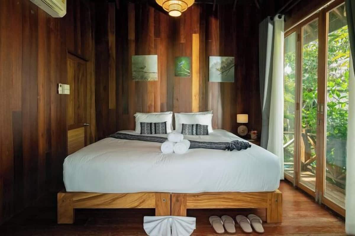 2 bedrooms, in-room safe, desk, laptop workspace