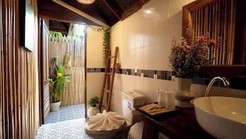 Familienvilla, 3 Schlafzimmer, eigener Pool | Badezimmer | Dusche, Regendusche, Haartrockner, Bademäntel