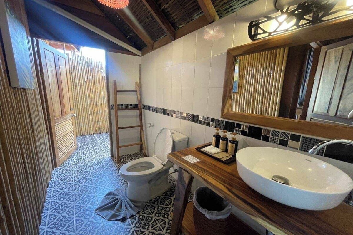Un baño con inodoro, lavamanos y espejo.