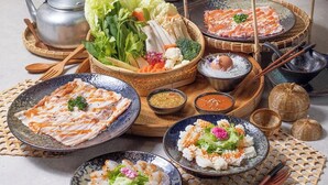 Un repas japonais traditionnel, composé de différents plats et accompagné d’une théière.
