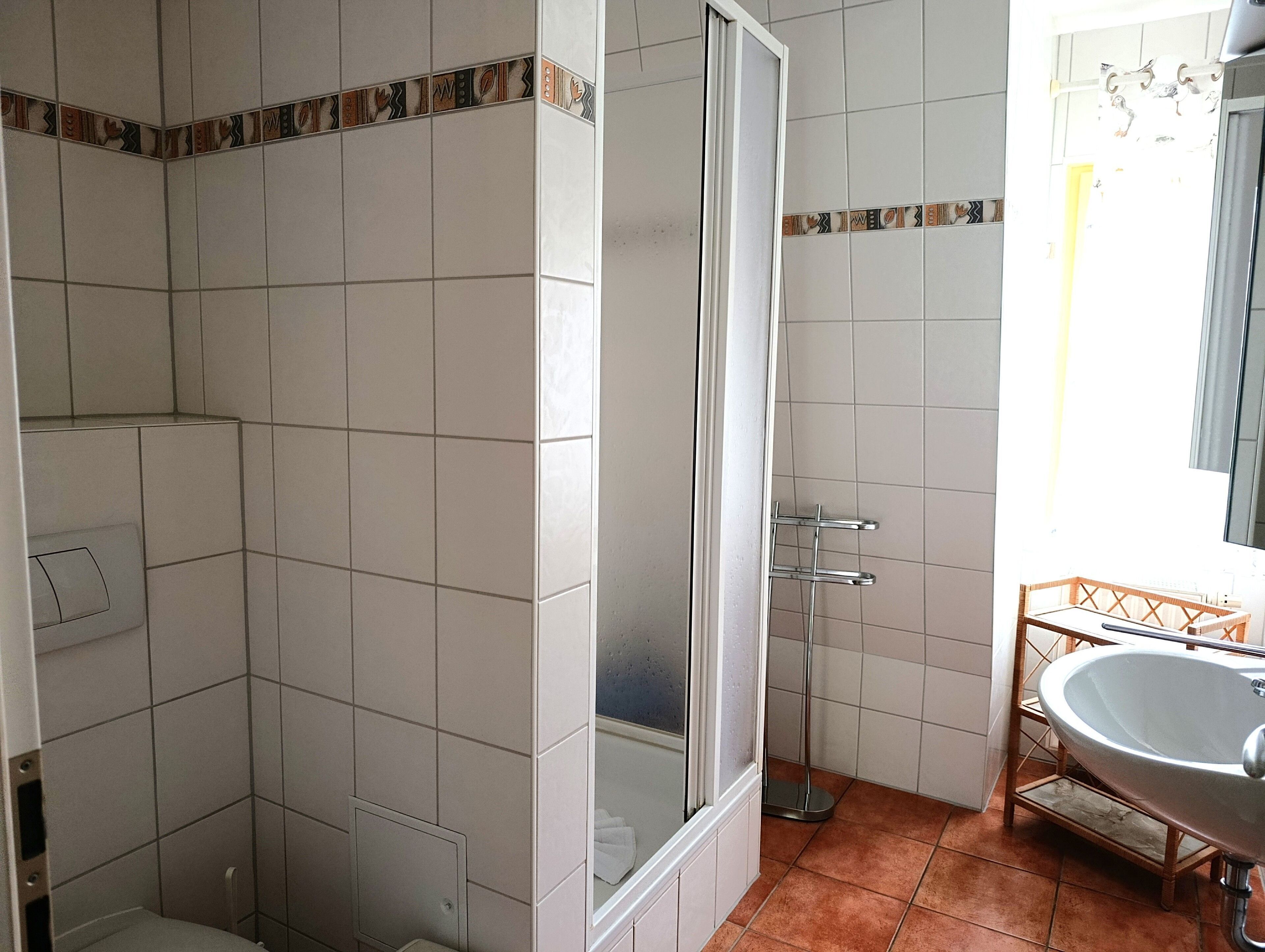 Ducha, secador de pelo, toallas, jabón