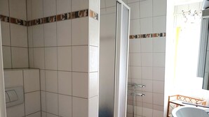Dusj, hårføner, håndklær og såpe