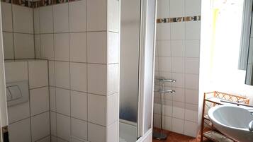 Ducha, secador de pelo, toallas, jabón