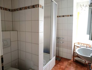 Dusche, Haartrockner, Handtücher, Seife