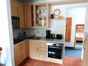 Kühlschrank, Mikrowelle, Wasserkocher mit Kaffee-/Teezubehör