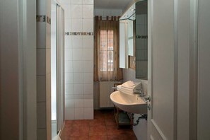 Haartrockner, Handtücher, Seife, Toilettenpapier