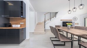 Kühlschrank, Mikrowelle, Ofen, Geschirrspüler