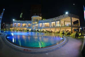 Hồ bơi ngoài trời