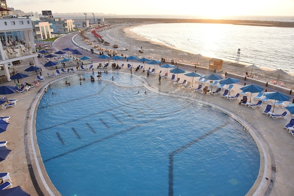 Hồ bơi ngoài trời