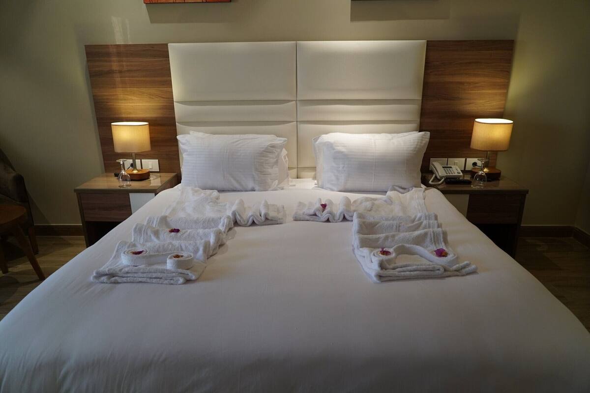 Minibar, iron/ironing board (on request), WiFi (free), bed sheets