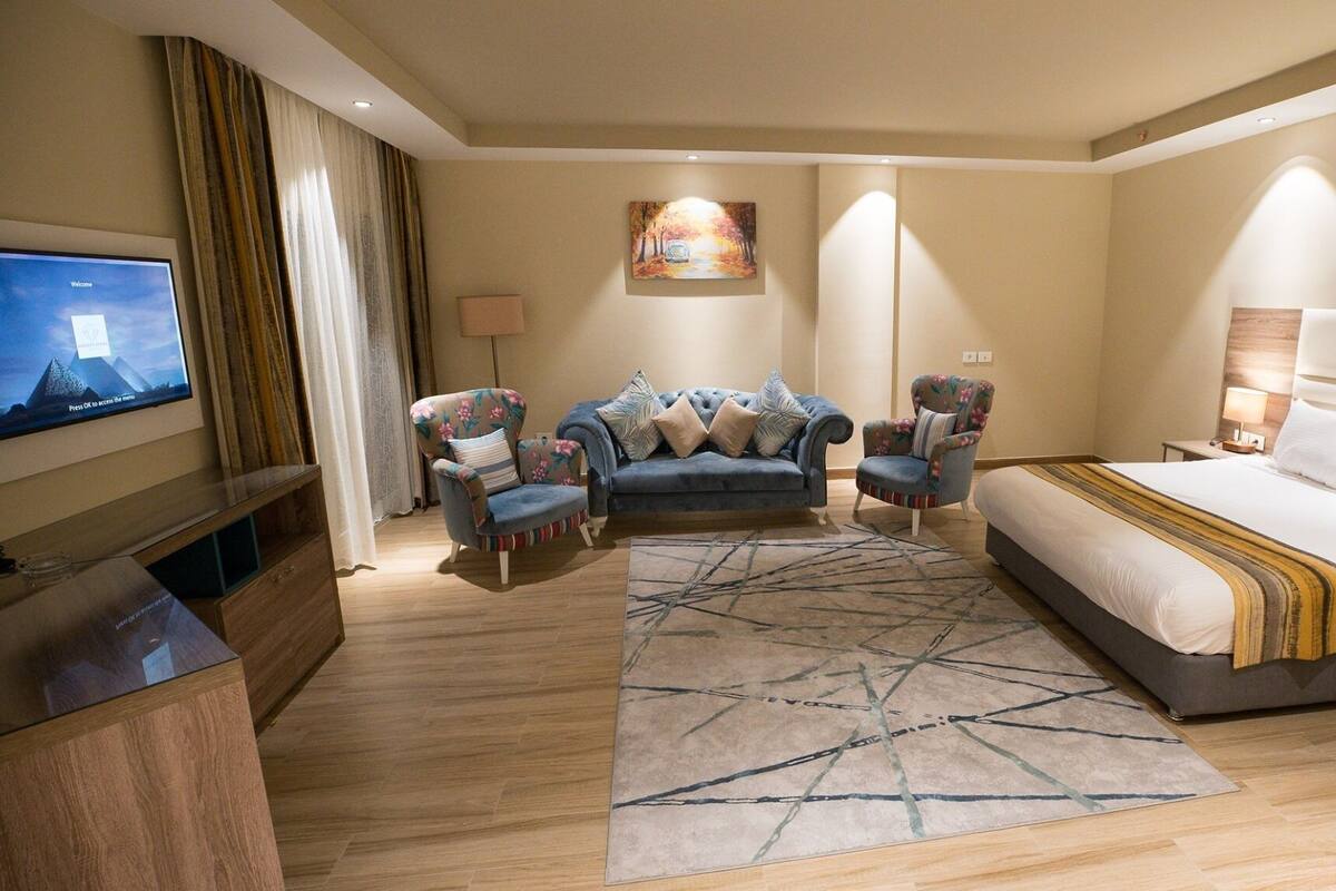 Minibar, iron/ironing board (on request), WiFi (free), bed sheets