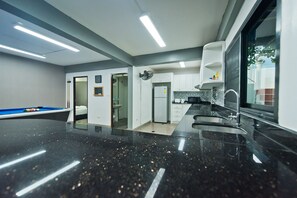 Deluxe Villa | Private kitchen