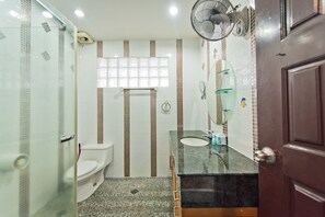 Vila luxo | Banheiro | Chuveiro, produtos de toalete grátis, secador de cabelo 