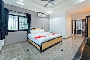 Villa Deluxe | 4 habitaciones, caja de seguridad en la habitación y escritorio 