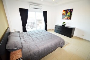 4-Bedroom Townhome | 4 chambres, bureau, fer et planche à repasser, Wi-Fi gratuit