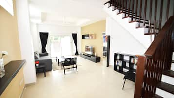 4-Bedroom Townhome | Area keluarga | TV layar datar