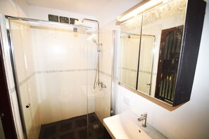 Bathroom - Deluxe Jacuzzi Townhome (Chonburi)