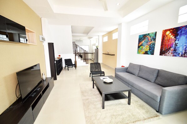 4-Bedroom Townhome | Coin séjour | Télévision à écran plat