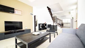 4-Bedroom Townhome | Area keluarga | TV layar datar