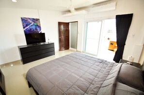 4-Bedroom Townhome | 4 chambres, bureau, fer et planche à repasser, Wi-Fi gratuit