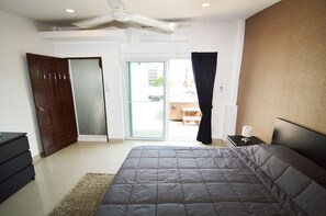 4 bedrooms, desk, iron/ironing board, free WiFi - Deluxe Jacuzzi Townhome (Chonburi)