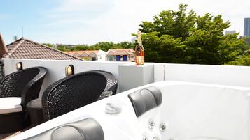 4-Bedroom Townhome | Private spa tub