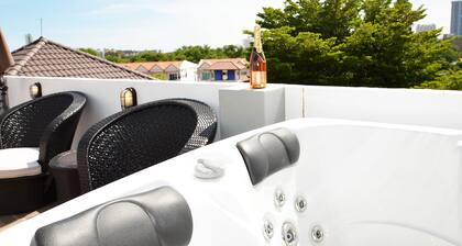 Deluxe Jacuzzi Townhome