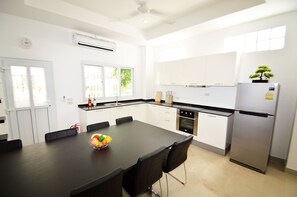 4-Bedroom Townhome | Cuisine privée | Grand réfrigérateur, micro-ondes, four, plaque de cuisson