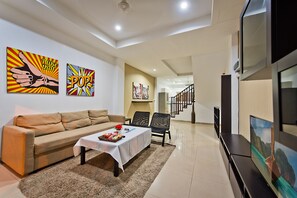 4-Bedroom Townhome | Coin séjour | Télévision à écran plat