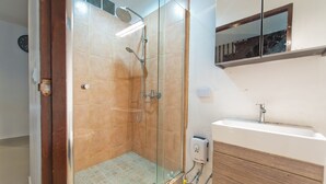 Bathroom shower - Exclusive Jacuzzi Townhome (Pattaya)