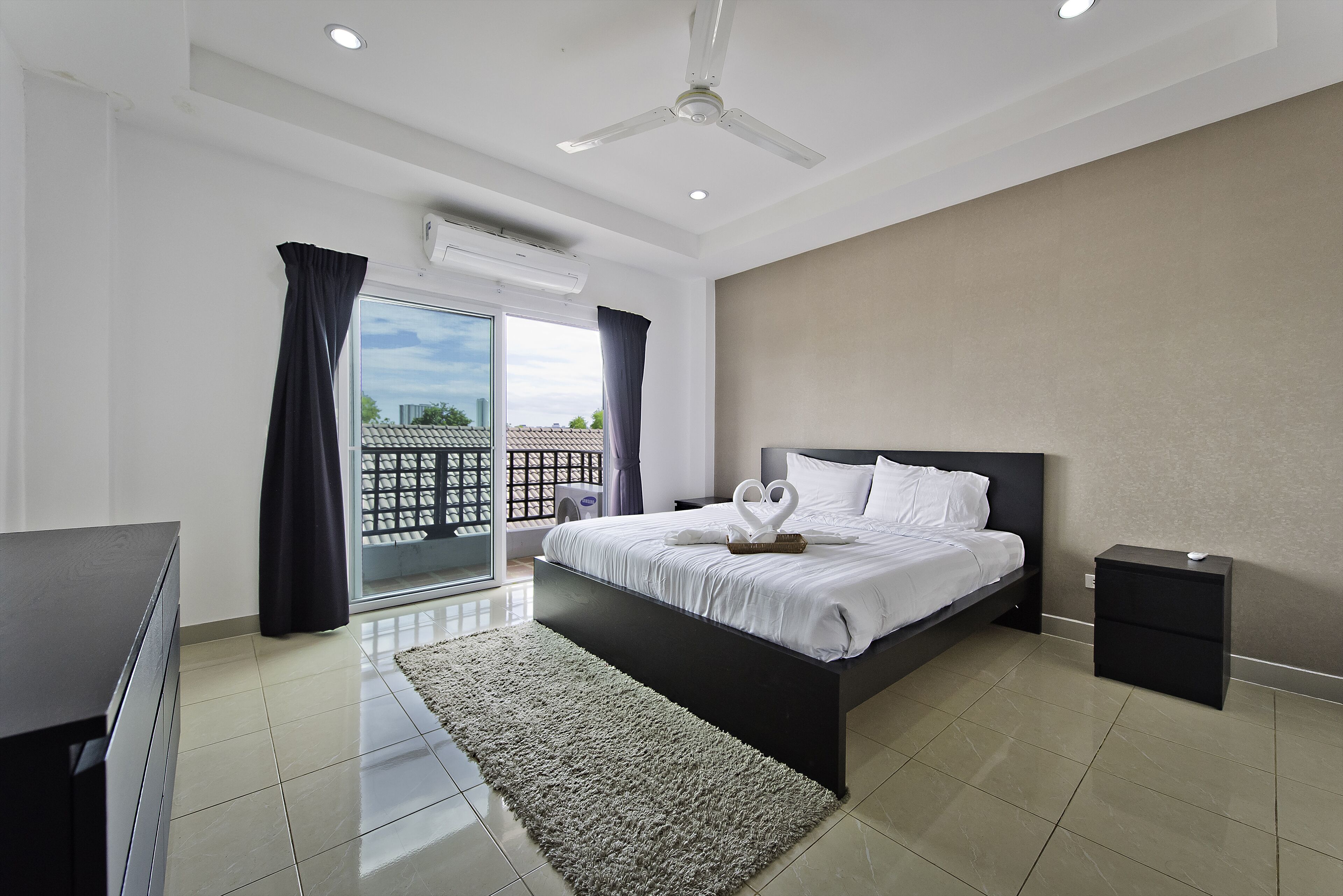 4-Bedroom Townhome | 4 soverom, wi-fi (inkludert) og sengetøy