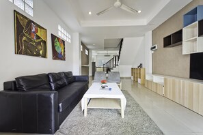 Living area - Modern Jacuzzi Townhome (Chonburi)